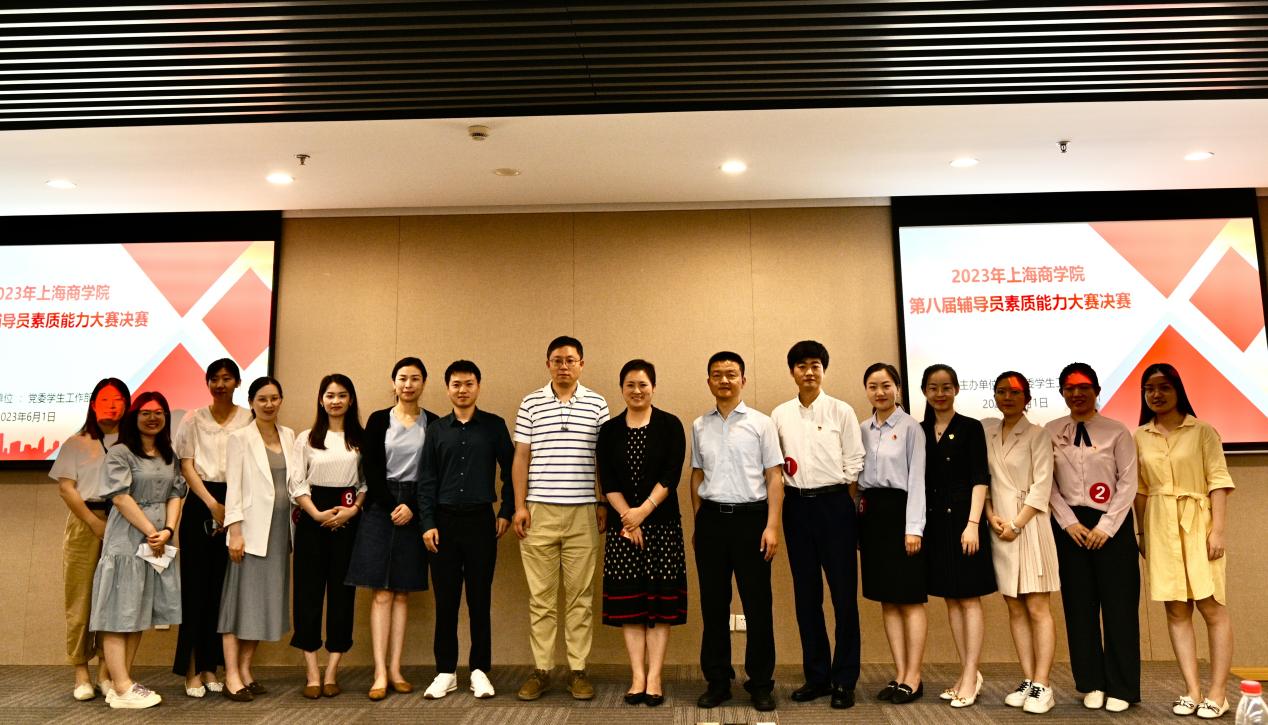 图为评委嘉宾与参赛人员合影