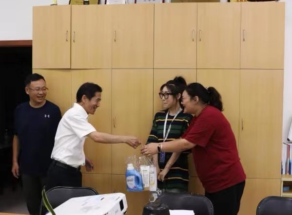 党委副书记、校长吴忠慰问教职工