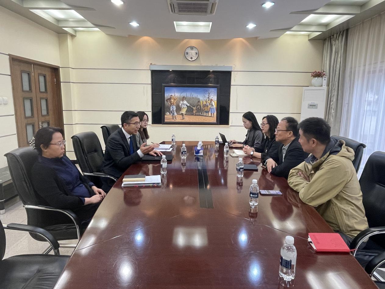 图为代表团回访中国驻博茨瓦纳大使馆现场