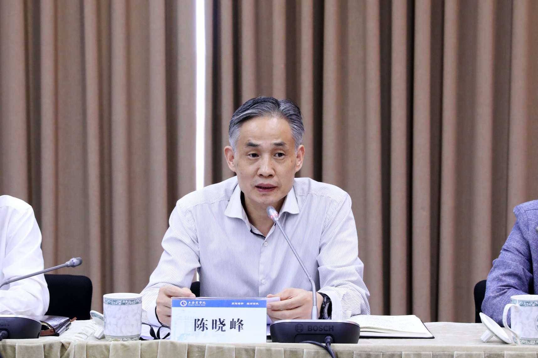 学校主题教育领导小组办公室主任、校党委副书记陈晓峰作总结报告