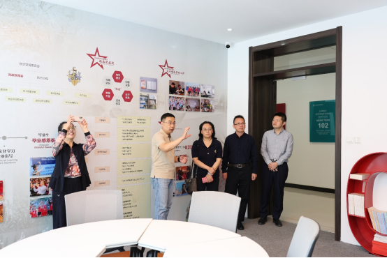 学院一行参观萨里学院