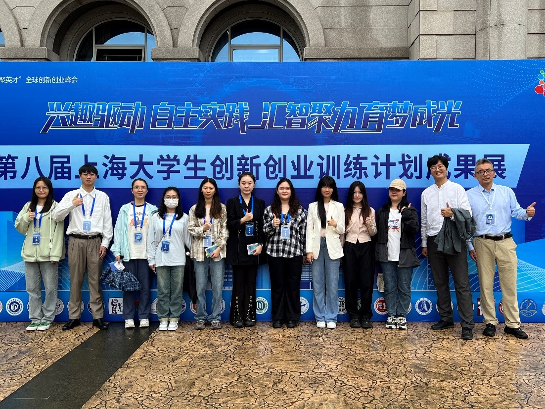 图为出席活动师生合影