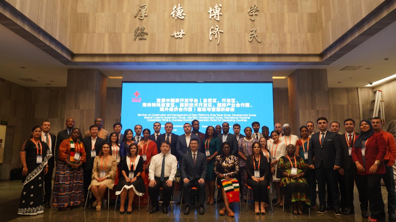 图为研修班合影