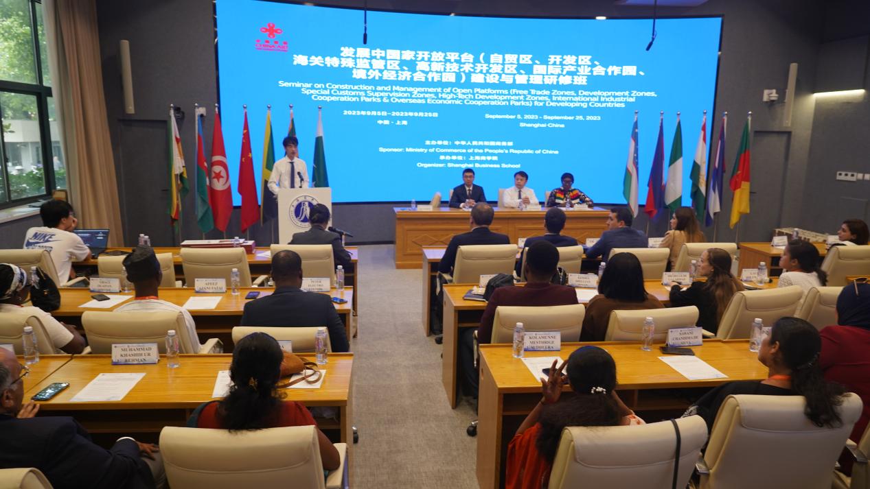 图为研修班结业典礼现场