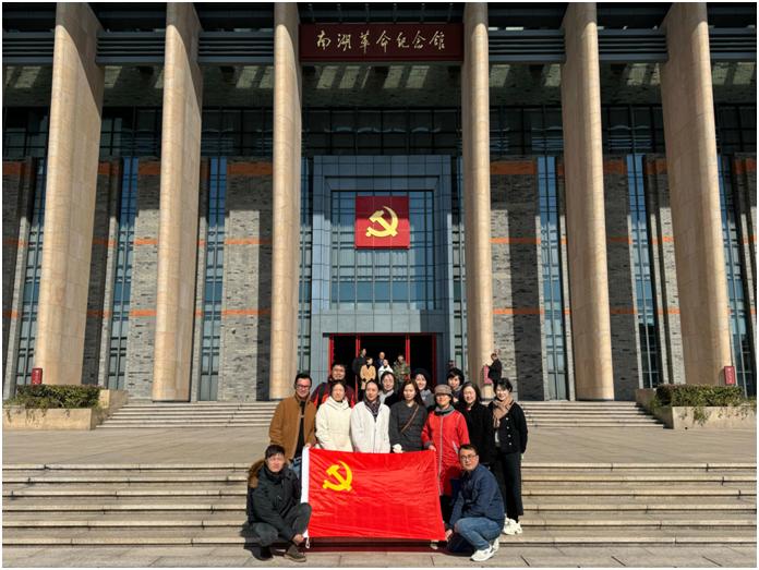 图为在南湖革命纪念馆前合影