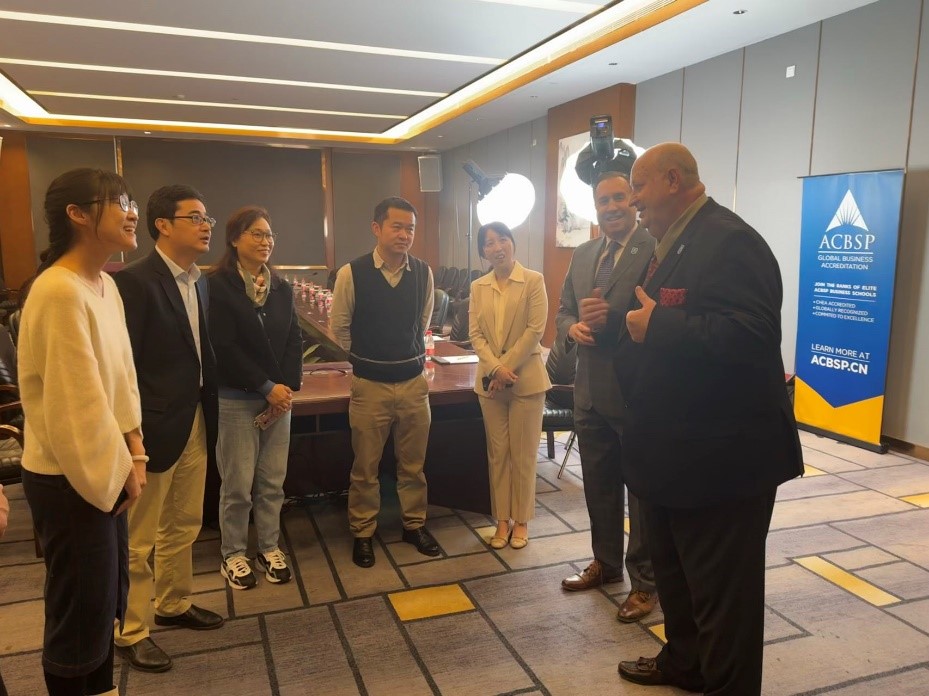 （图为我校教师与acbsp首席、主席谈话）