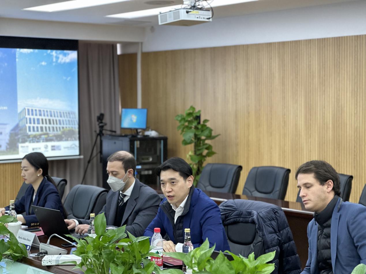 图为ehl集团教育咨询董事wei-cheng chen发言