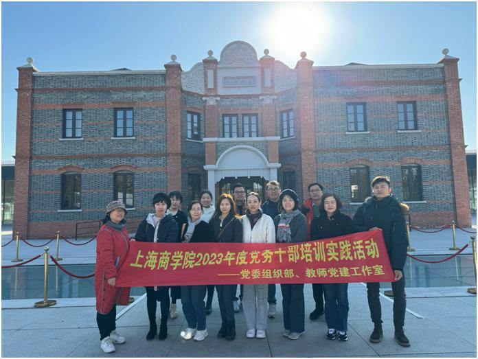 图为在1921站房前合影