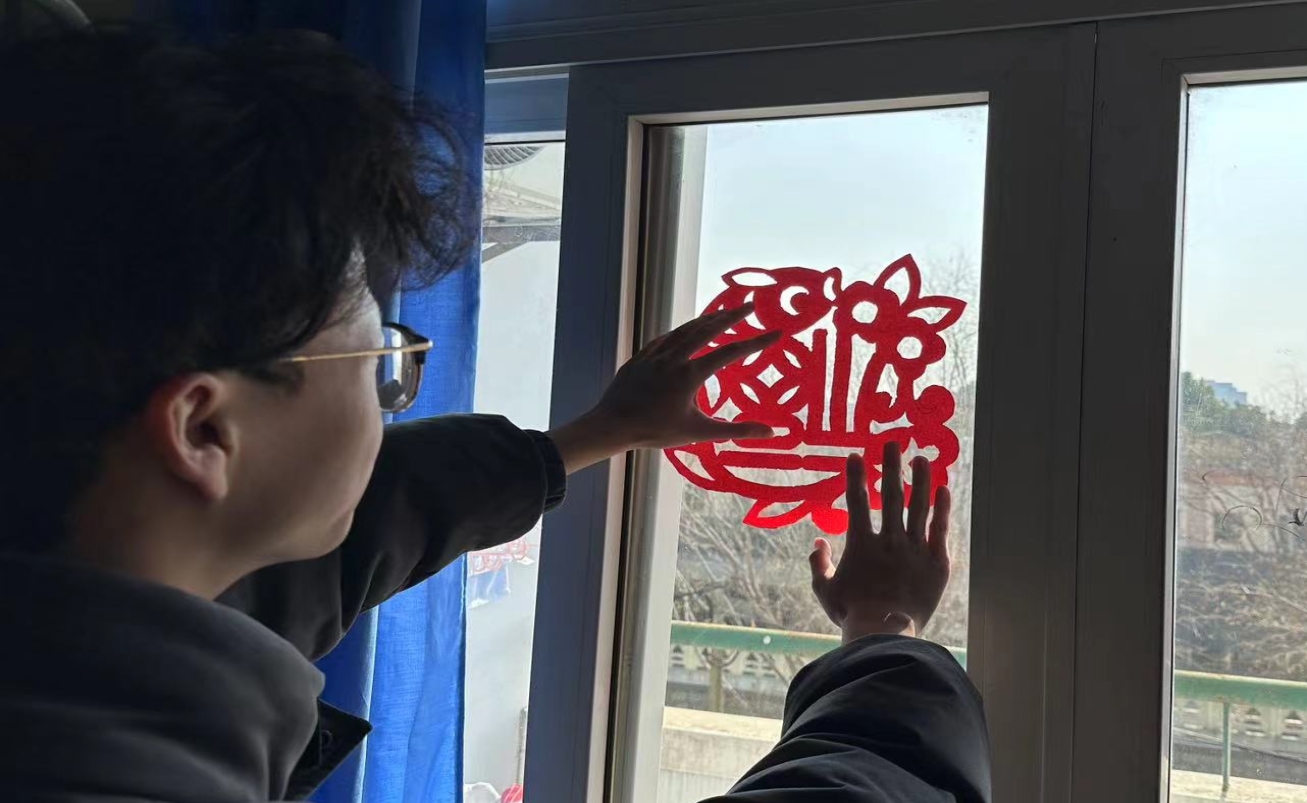 张贴窗花