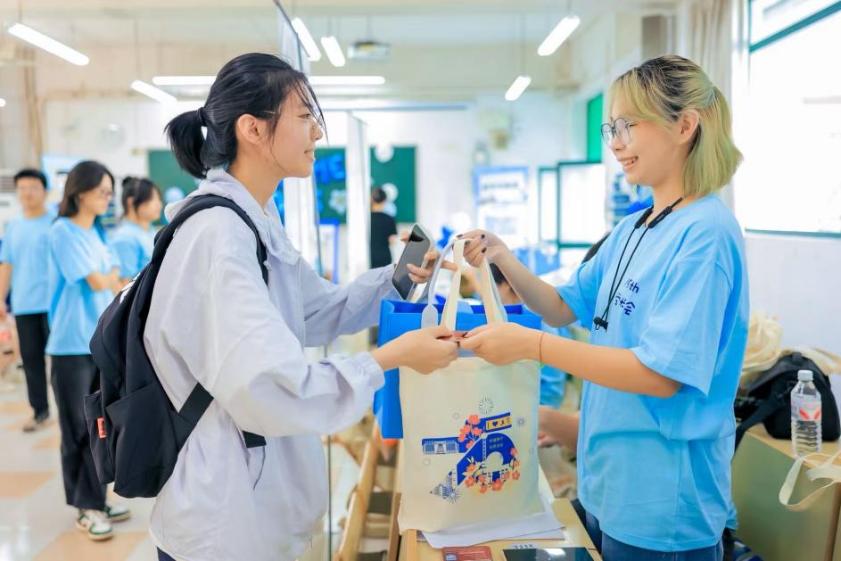 图2为学长会成员帮助新生完成入学报到